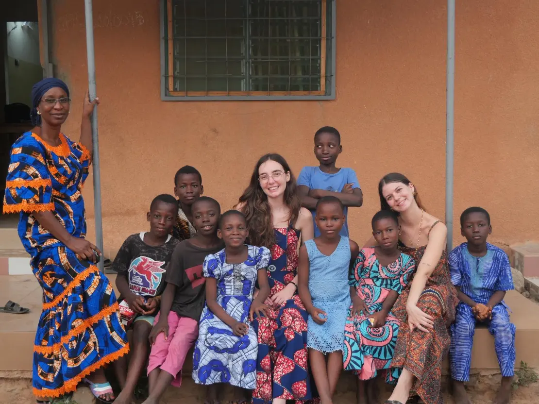 Adjaratou Boukari, Juliette , Julie et des enfants devant la médiathèque,2024